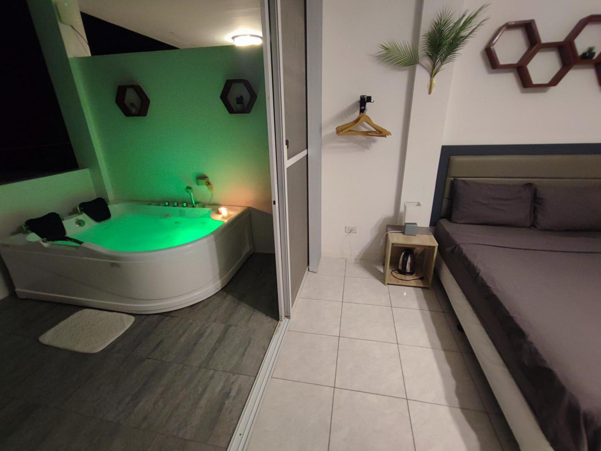Bonsai Jacuzzi Suites Панглао Екстериор снимка